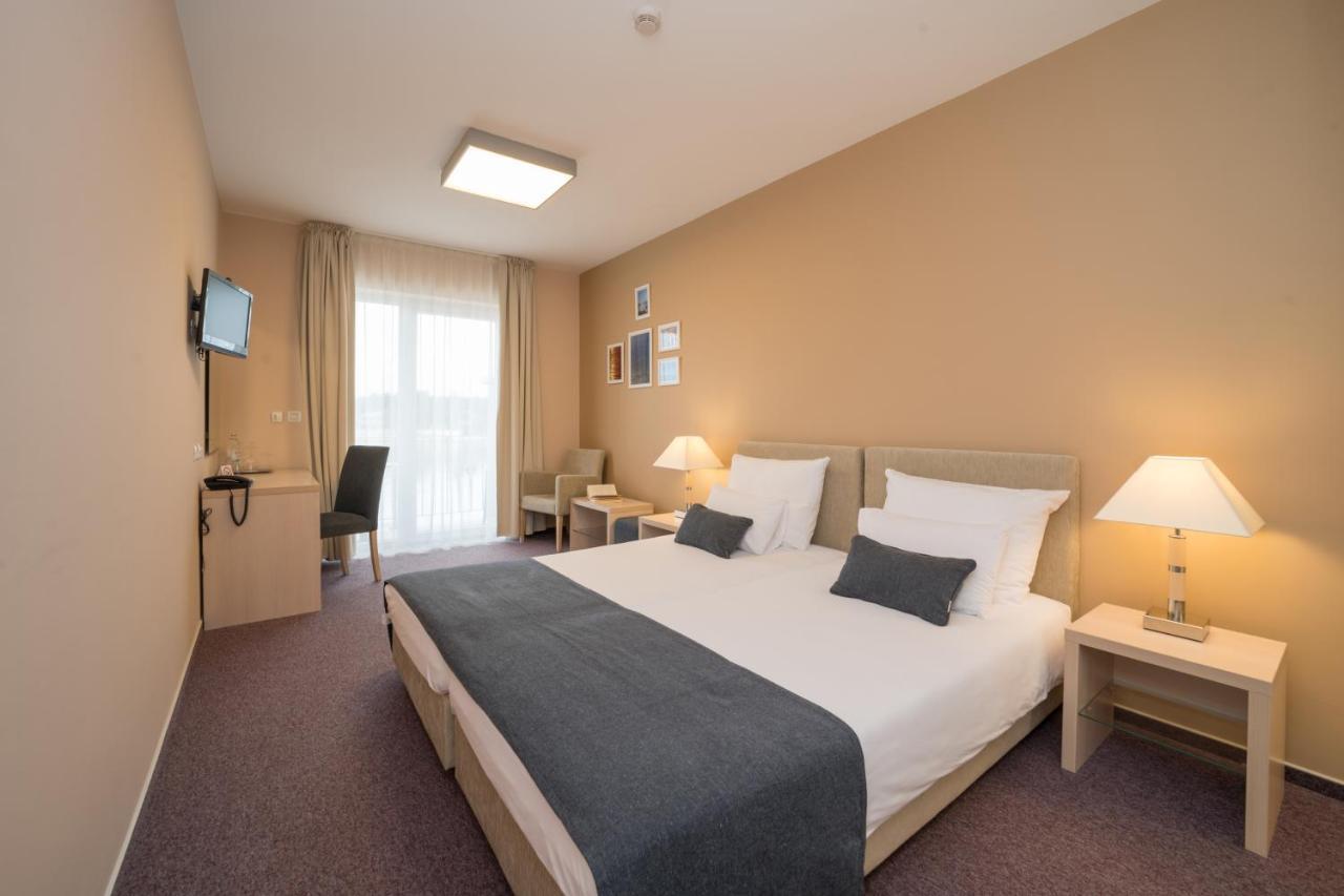 Hotel Zlatna Vala Umag Kültér fotó