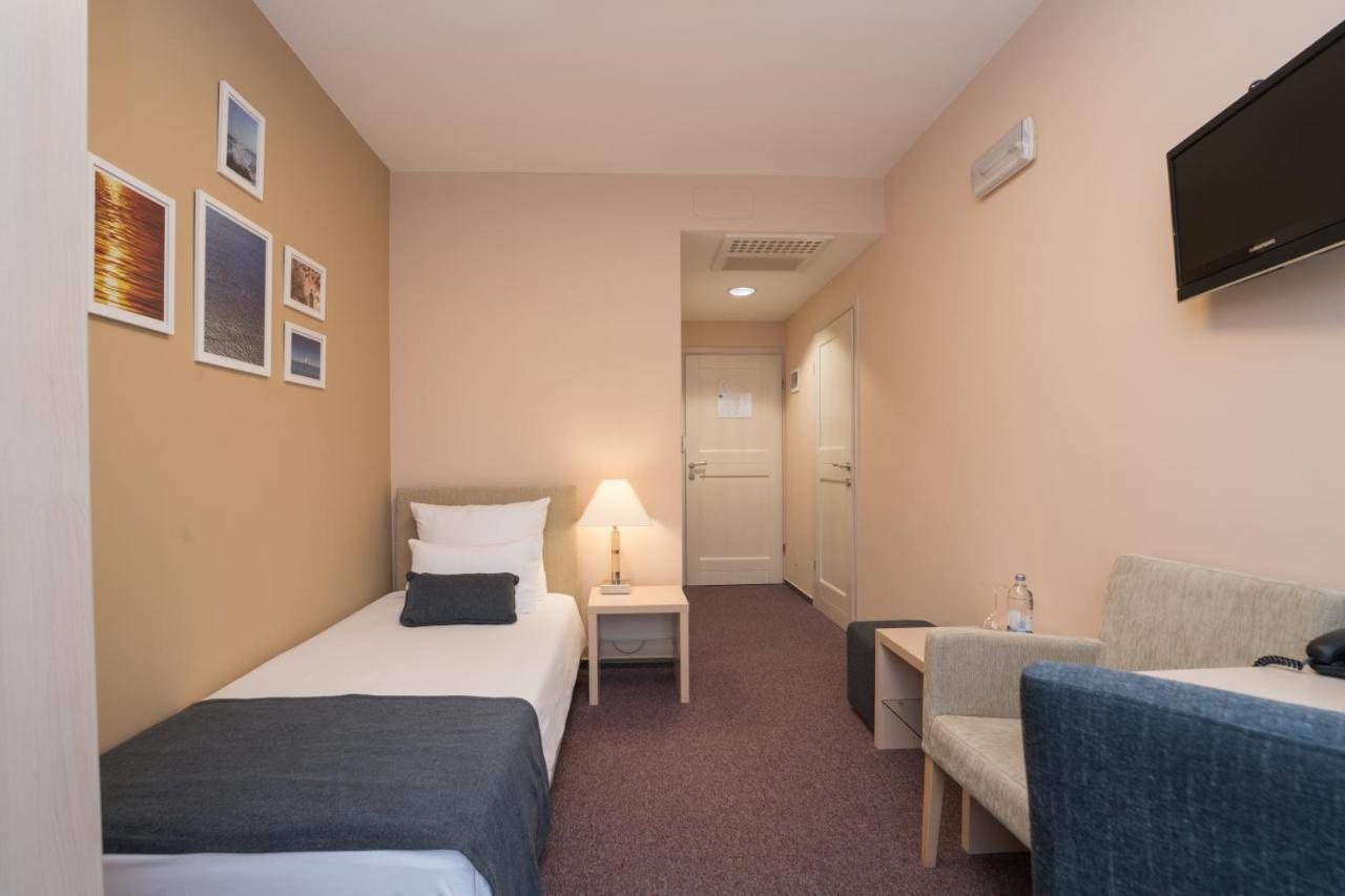Hotel Zlatna Vala Umag Kültér fotó