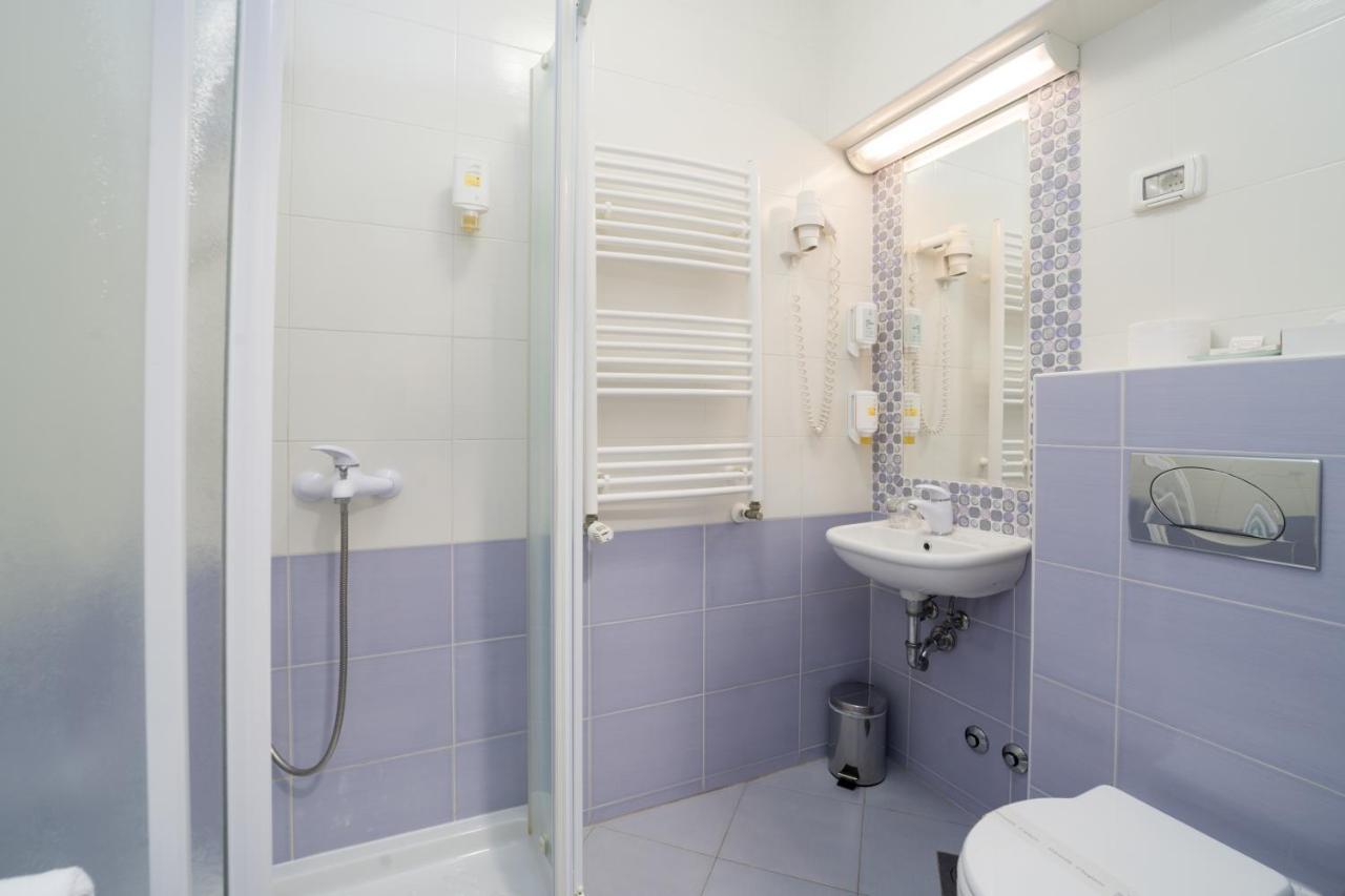Hotel Zlatna Vala Umag Kültér fotó
