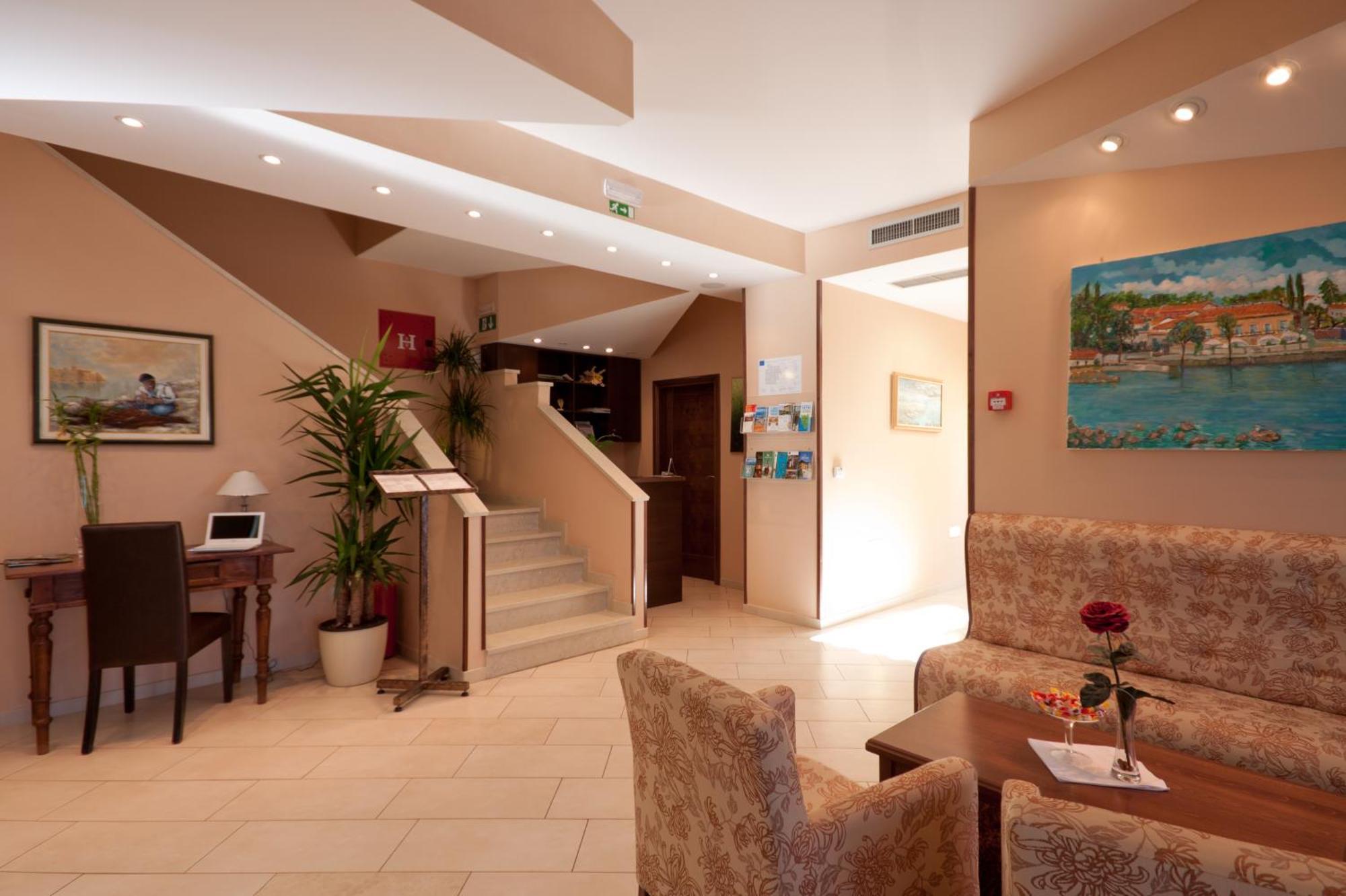 Hotel Zlatna Vala Umag Kültér fotó