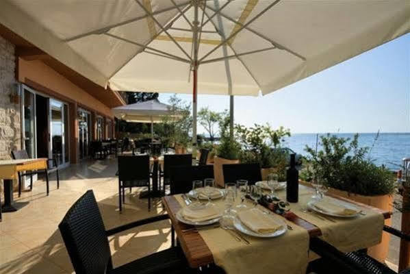 Hotel Zlatna Vala Umag Kültér fotó