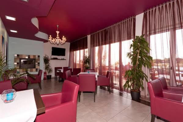Hotel Zlatna Vala Umag Kültér fotó